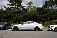 写真は「リモートパーキングアシスト」を利用して縦列駐車したところ。前後とも1mに満たないくらいのスペースでも、スムーズに駐車ができた。