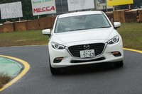 「Gのつながり体験」の練習走行より。助手席にスタッフが同乗して、ボールが落ちないか監視している。とはいえ、コースを教えてくれたりもする。