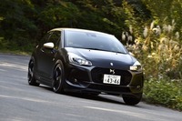 足まわりのセッティングはかなりハード。フロントアクスルにはトルセンLSDが組み込まれている。