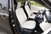 「シエンタ」では「ブラック」や「ブルーブラック」「フロマージュ」「ブラウン」と、インテリアにもさまざまな色が用意されている。テスト車の内装はインテリアカラー、シートカラーともにフロマージュとなっていた。
    