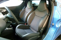 大振りなヘッドレスト一体型のスポーツシートが装着される。リアバルクヘッドがシートの背後に迫っており、タイトな室内はまるでミドシップカーのよう。