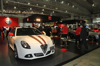 アルファ・ロメオ×KEN OKUYAMA DESIGNのブース。手前が「ジュリエッタ ケン オクヤマ スペチアーレ ビアンカ」。ビアンカとはボディーカラーの白を意味する。
    