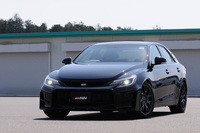 4ドアセダンの「マークX」をベースとした「マークX GRMN」。2015年3月1日に100台限定で注文受け付けが開始され、同年6月上旬に発売された。