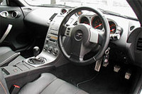 
	インテリアの、丸型メインメーターや3連センターメーターは初代「Z」から受け継がれたもの。
	 