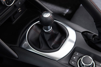 「RS」に設定されるトランスミッションは6段MTのみ。6段ATは用意されていない。