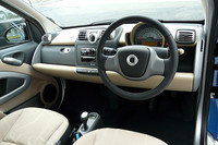 シフトレバー上部の緑のボタンが、アイドリングストップのカットスイッチ。