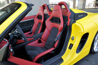 
	「ボクスター スパイダー」には、リクライニング機構の付かない軽量バケットシートが装備される。
	