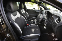 「シック」の室内。装備内容は上級の「スポーツシック」と同等だが、シートはファブリック（白い部分）とレザーのコンビネーションとなる。