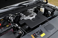 最高出力426ps、最大トルク63.5kgmを発生する6.2リッターV8 OHVエンジン。筒内直接燃料噴射システムや、気筒休止機構、可変バルブタイミング機構などが搭載されている。
    