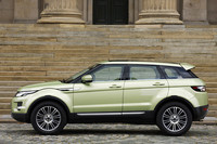 【スペック】5ドア：全長×全幅×全高＝4355×1965×1635mm／ホイールベース＝2660mm／車重＝1670kg／駆動方式＝4WD／2リッター直4DOHC16バルブターボ（240ps/5500rpm、34.7kgm/1750-4000rpm）（欧州仕様車）