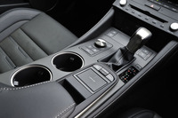 センターコンソール部には、8段ATのシフトレバー（写真右奥）のほかに、インフォテインメントシステムの操作デバイス「リモートタッチ」（同手前）や、カップホルダー（同左）などが配される。