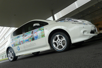 「エコピアEV-01カラーサイド」を装着した「日産リーフ」。