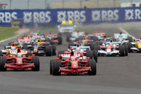フロントローの紅い2台は、スタートと同時に集団から抜け出した。その後方、ペナルティで13番グリッドに下がったハミルトンの穴を埋めたフェルナンド・アロンソは、好機を活かせずに後退。トゥルーリ、ロバート・クビサに先行を許した。（写真＝Ferrari）