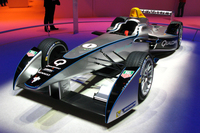 2014年からFIAフォーミュラE選手権を戦う「ルノーSRT_01E」が公開された。270psのモーターによって、0-100km/h加速は3秒。カーボンとアルミニウムによるシャシーはダラーラ製。