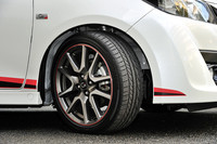 205/45R17サイズのブリヂストン・ポテンザRE050タイヤを装着する。10本スポークの専用ホイールには、標準品の他にレッドライン仕様（写真）がある。
