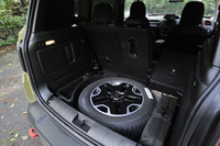 後席使用時のラゲッジルーム容量は256リッター（VDA法。取扱説明書記載値）。フロア下にはフルサイズのスペアタイヤが収まる。