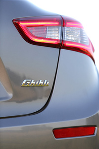 「ギブリ」の名を持つモデルとしては、今回が3代目。かつてマセラティには、「ミストラル」「ギブリ」「カムシン」など、車名に風の名前を付ける伝統があった。