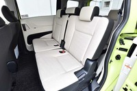 7人乗り仕様の2列目シート。50：50の分割可倒式になっている。