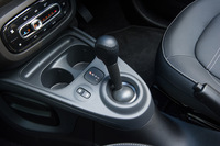 トランスミッションは自然吸気モデルと同じく6段デュアルクラッチ式AT。シフトパドルはなく、手動変速の操作はセレクターレバーを前後させて行う。