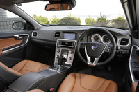 運転席まわりの様子。他ボルボ車同様、特徴的な板状のセンターコンソールをもつ。