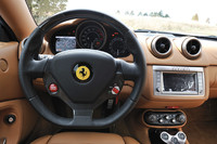 運転席まわりは、ごちゃごちゃ飾り立てずに、すっきりさせたデザインが好印象。操作系もシンプルで、必要なところに必要なスイッチが配置されている。運転中はステアリングホイール上のマネッティーノとパドルシフトの操作に専念すればいい。