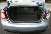 荷室容量は527リッターと、ボーラに較べて72リッター拡大。トランクスルーや、左右非対称分割可倒式リアシートを備える。