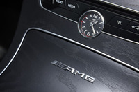 センターコンソールの中央には、IWCのクロックが添えられる。