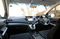 「瞬間認知・直感操作」を突き詰めてデザインしたという運転席まわり。ボンネットの見切りやAピラー周辺に対する視界のよさもウリである。