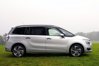 「グランドC4ピカソ」のサイドビュー。Aピラーからルーフを経由してDピラーに回り込むガンメタ色の「ルーフアーチ」が特徴的。（写真＝塩見 智）