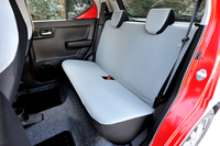 後席はとても広々している。ヘッドレストは「X」と「S」の上位2ゲレードにのみ備わる。
    