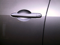 ドアにはキーホールはなく、パセンジャー側のハンドル後ろ部分を外すとホールが出てくる。