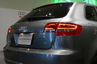 テールランプを縁取るように光るリアのコンビネーションランプとフロントのポジショニングランプが、A3スポーツバックの特徴だ。