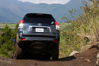 本格オフローダーを謳うプラドのアプローチアングルは32度。デパーチャーアングルは28度。