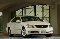 【スペック】
    3.0ロイヤルサルーンG：全長×全幅×全高＝4840×1780×1470mm/ホイールベース＝2850mm/車重＝1580kg/駆動方式＝FR/3リッターV6DOHC24バルブ（256ps/6200rpm、32.0kgm/3600rpm）/車両本体価格＝470.0万円
    
    