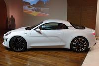 「アルピーヌ・ビジョン」のサイドビュー。キャビンの後方に、2リッター直4ターボエンジンが搭載される。