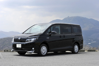 トヨタによれば、この「ヴォクシー」では「“毒気”のあるカッコよさ」を、兄弟車の「ノア」では「ミニバンの王道をいく“堂々感”」を表現しているという。