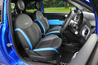 「500S」専用デザインのファブリックシート。背もたれには「500S」のロゴが刺しゅうされている。