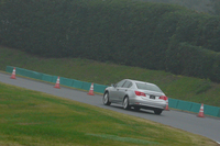 コースを走る「P-AWS」を搭載した「アキュラRLX」。このシステムを搭載した車両は、2013年春に米国で販売が開始されている。