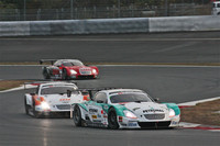 「つるべ落とし」の秋の日のなか、ライトオンで行われた「SUPER GTスーパーバトル」。LEXUS TEAM PETRONAS TOM'S 、LEXUS TEAM KRAFT、LEXUS TEAM ZENT CERUMOの3台の「レクサスSC430」がトップを争う。