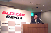 挨拶をするブリヂストン常務執行役員タイヤ開発担当の井上晧氏