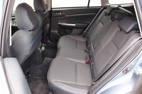 本革仕様の後席。センターコンソールには、USB電源ソケットも備わる。
    