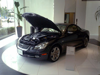 ショールームは白が基調。清楚に豪華って感じかな。クルマは「SC430」