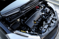 パワーユニットは、「ヴィッツ」ファミリー最大排気量となる1.5リッターの直4エンジン。トランスミッションは、テスト車のCVT（シフトパドル付き）のほかに5段MTも選べる。