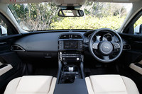 「XE」のインテリアには木目やアルミなど複数の意匠の装飾パネルが用意されるが「ピュア」グレードで選べるのはグロスブラックのみとなる。