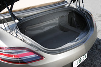 荷室の容量は173リッター。クーペ（176リッター）とさほど変わらぬスペースが確保される。