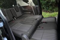 ヘッドレストを外した2列目シートを寝かせて3列目とつなげれば、写真のような空間が作り出せる。1列目と2列目でも、同様のシートアレンジが可能。