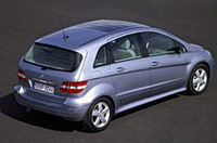 2枚のシェードを前後からスライドすることで光を調節できる「パノラミックルーフ」は全車にオプション設定。