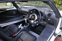 幅のあるサイドシルをまたいで乗り込むコックピット。セットオプション「ツーリングパック」を備えるテスト車は、シートやドアパネル、センターコンソールなどが革張りに。iPodのコネクターやクルーズコントロールも備わる。