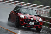 「MINIジョンクーパーワークス」には、コーナリング性能を高めるエレクトリック・ディファレンシャル・ロック・コントロールや、ダイナミック・スタビリティ・コントロールが標準で備わる。
    