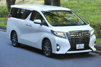 「豪華・勇壮」をテーマに開発された新型「アルファード」。フロントまわりでは大型のフロントグリルが特徴となっている。